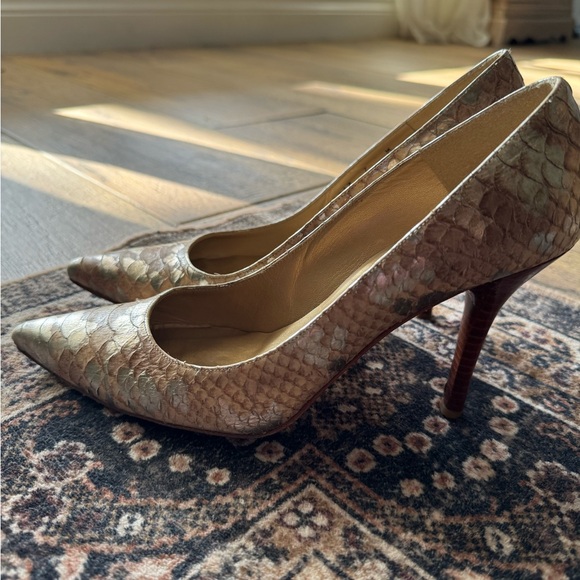 Stuwart Weitzman Heels so beautiful and timeless - Picture 7 of 9